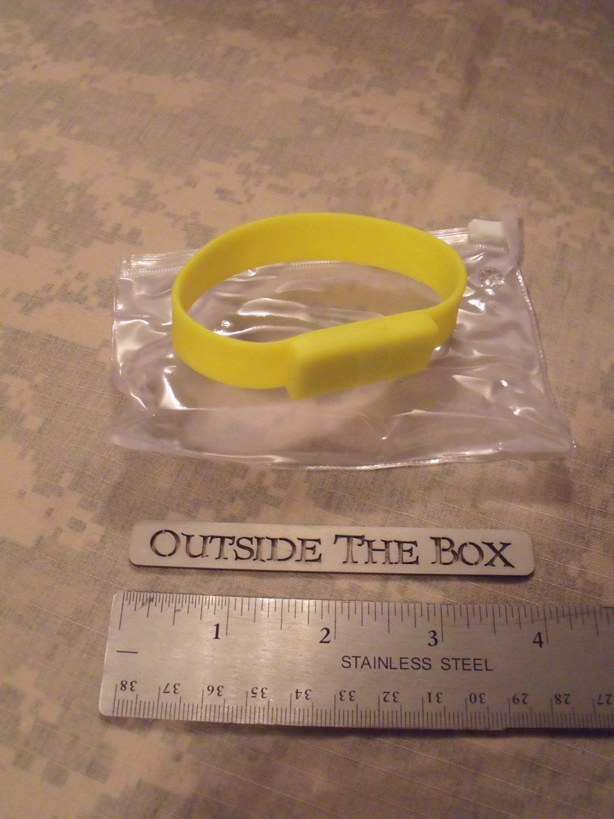 Silicone Bracelet  - USB 2.0 - Flash Memory Drive (8GB  Yellow) EDC Storage