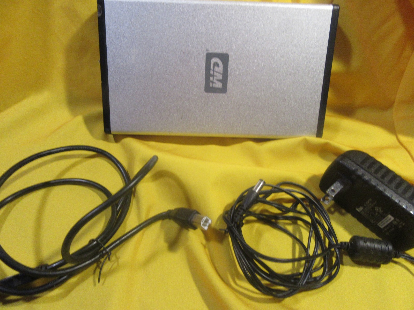 WD Elements 1 TB External Drive WD10000E035‑01 – Tested, Power Supply & USB Incl