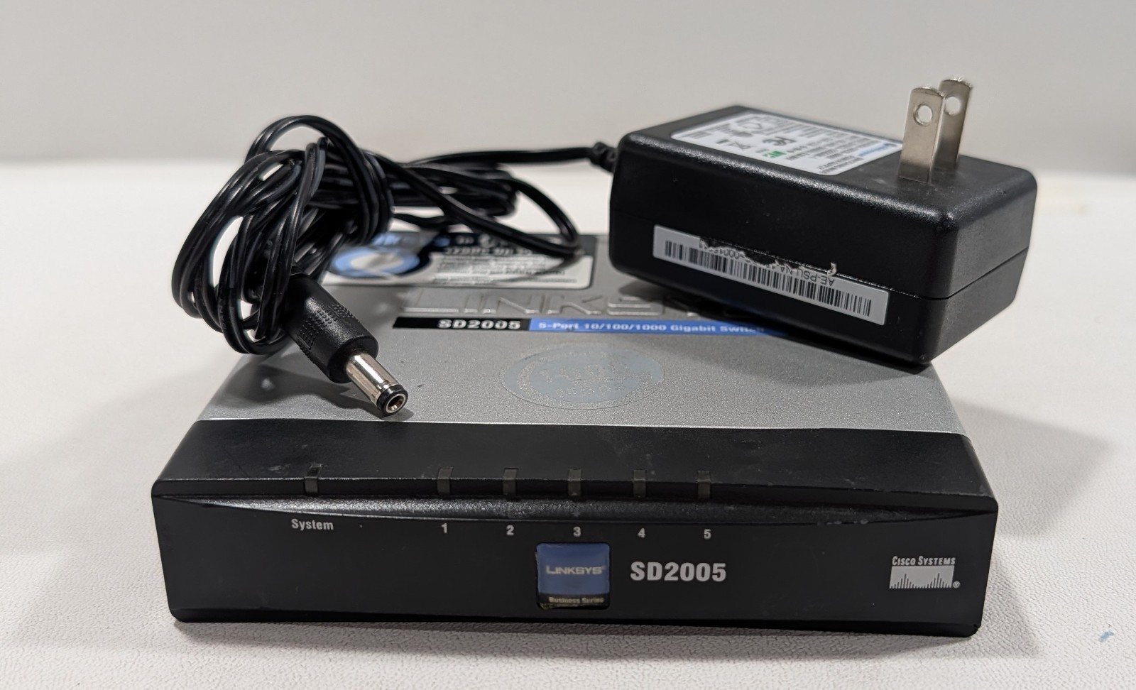 Linksys Cisco SD2005 5-Port 10/100/1000 Gigabit Switch w/ Adapter