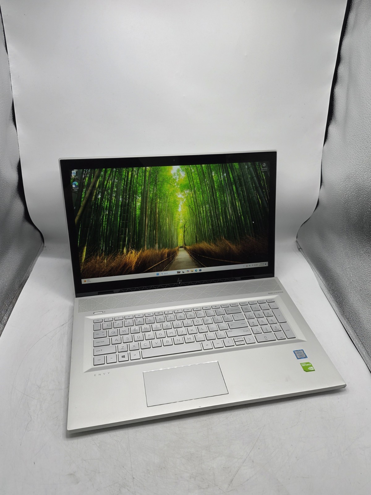 HP Envy 17m-bw0013dx 17.3" FHD Touch i7-8550U 8GB RAM 128GB NVMe MX150 Win11H 