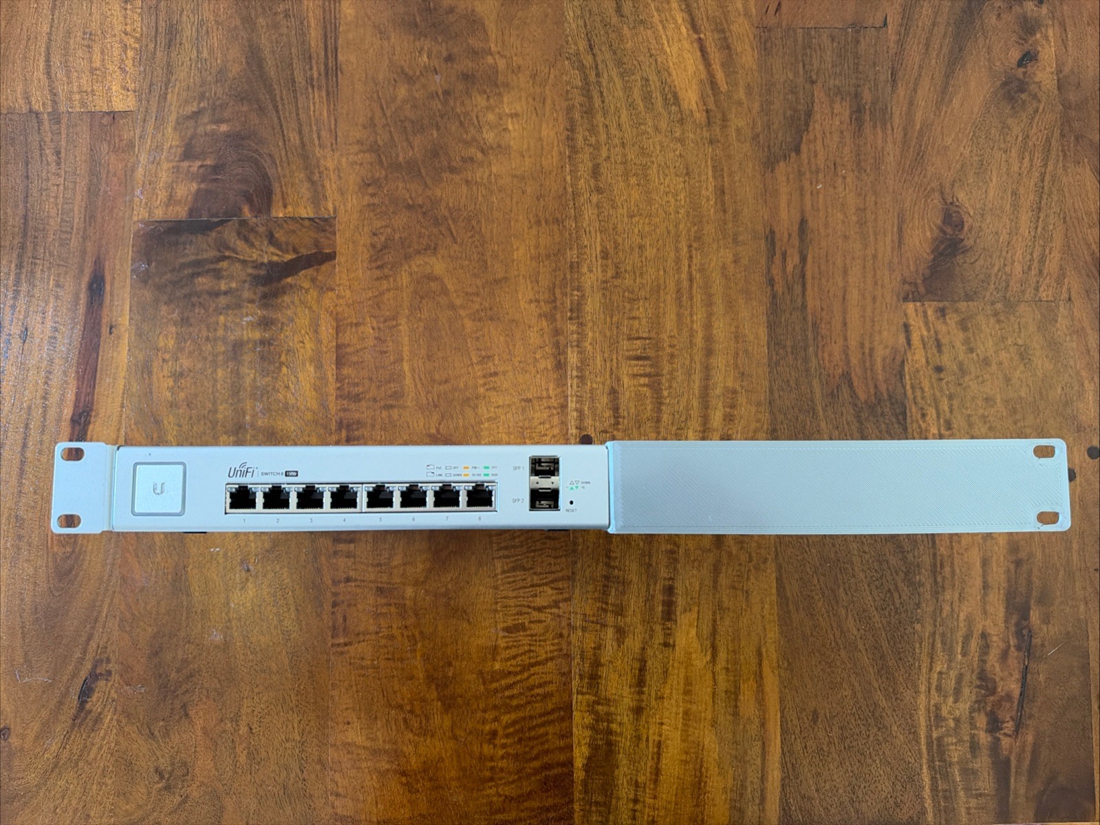 UniFi Ubiquiti  Switch 8 150W (US-8-150W) – PoE Switch + 19” Rack Adapter