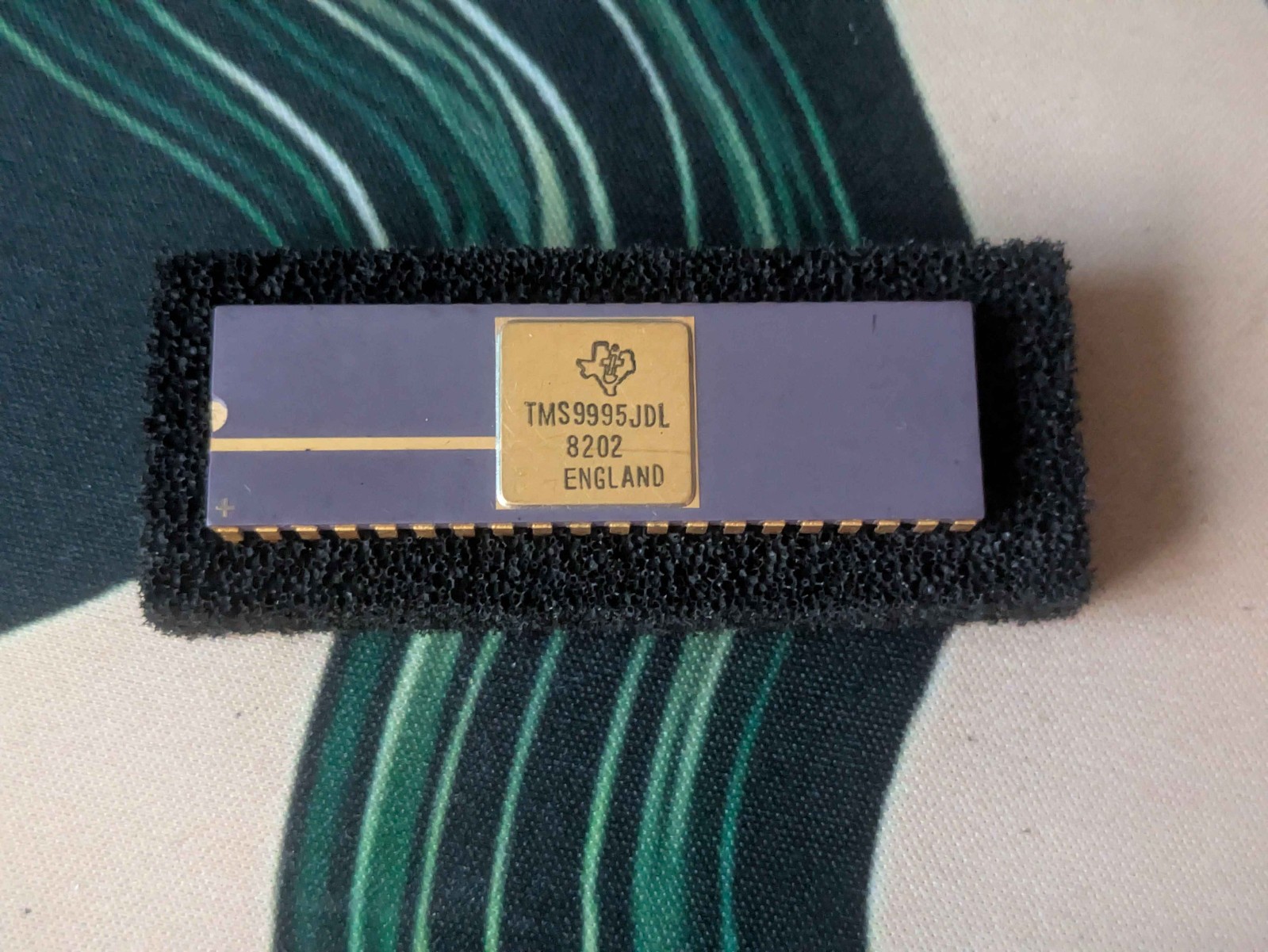 [New Old Stock/NOS] TI TMS9995JDL 8202 - Ceramic Package with Gold Pins