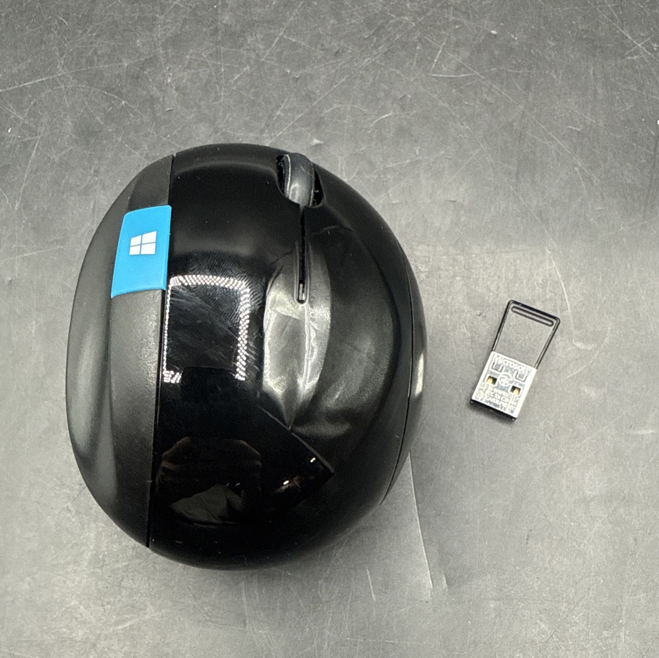 Microsoft Sculpt Ergonomic Mouse Model 1560 w Wireless USB Receiver Black Round