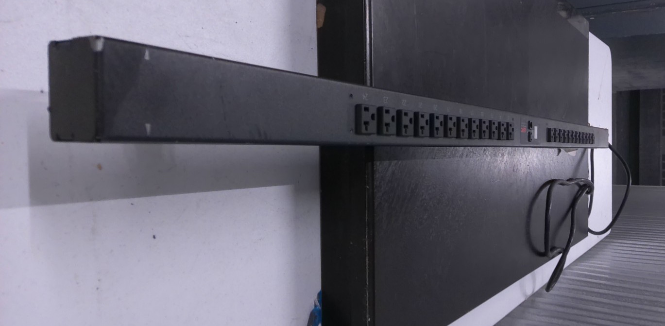 APC AP7830 Digital Metered Rack PDU NEMA L5-20 208V 24-Port Power Distribution