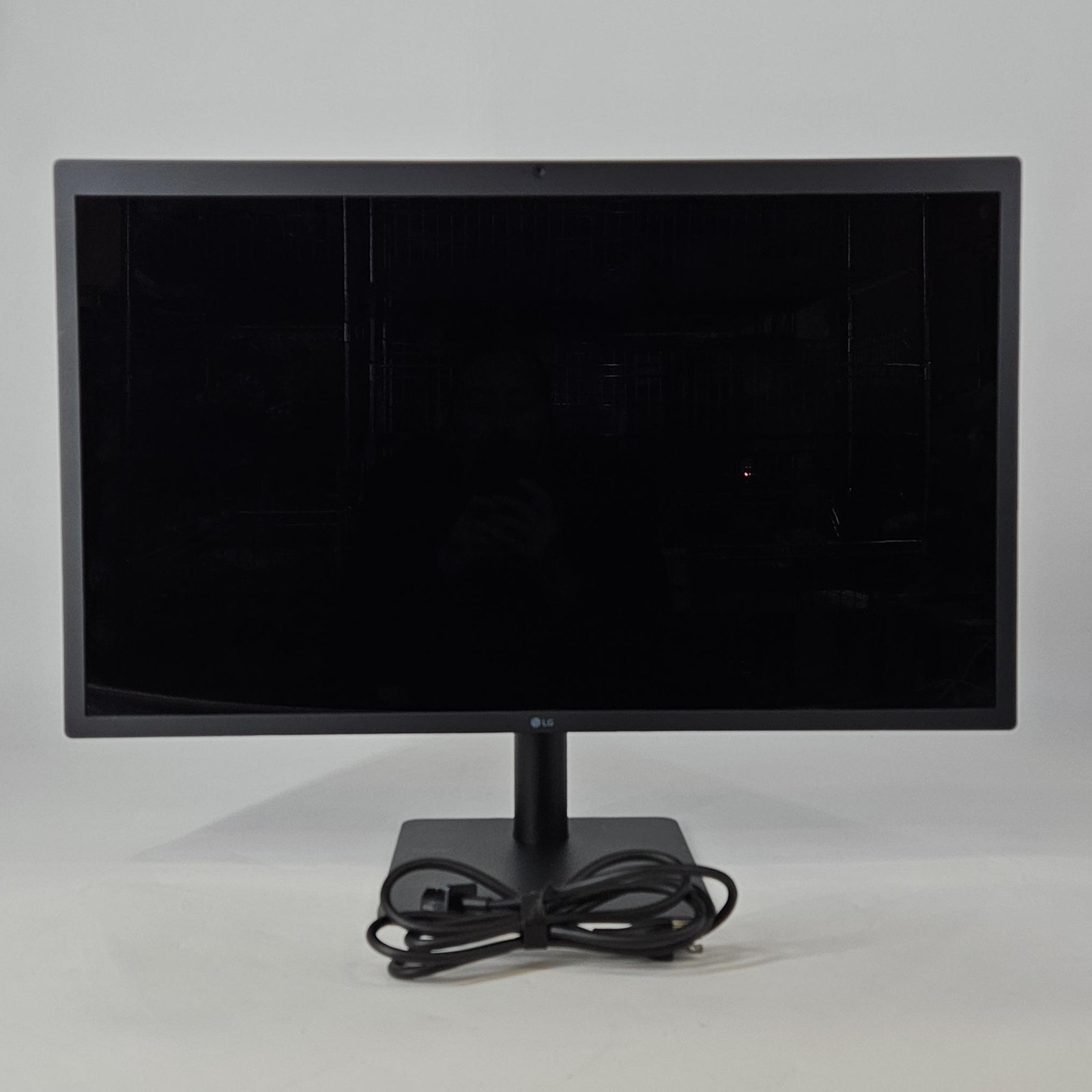 LG Ultrafine 27in 5120 x 2880 w/ Power Cord Very Good Pink Hue