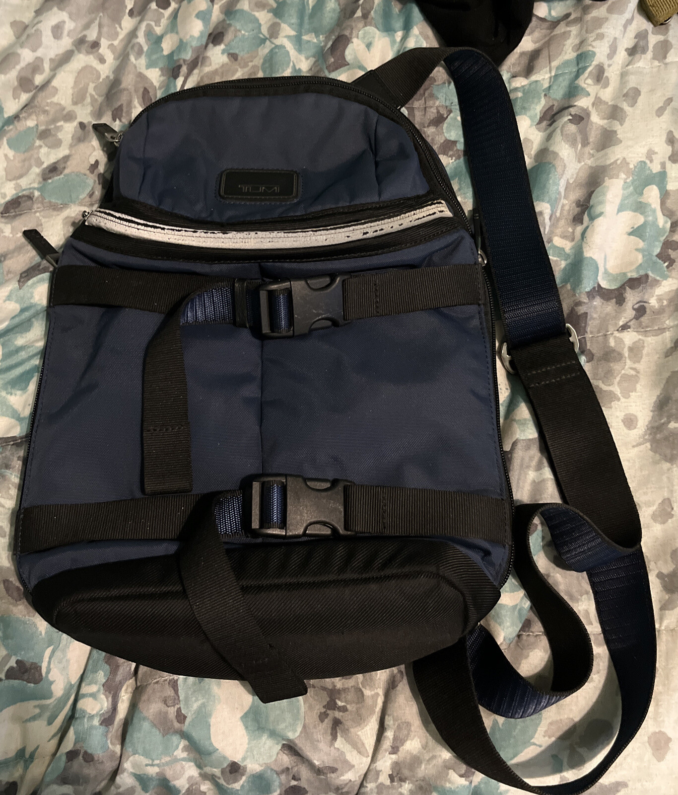 Tumi 55918NVYO ABBOT NAVY SLING Ballistic Nylon backpack Carryall bag Read EUC