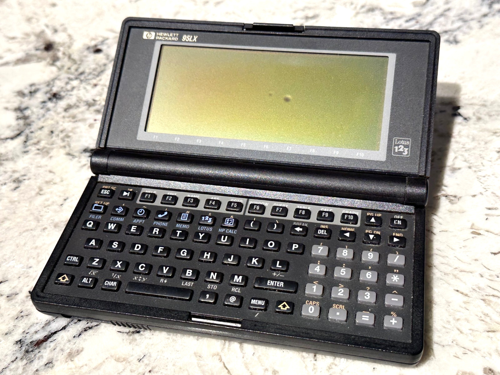 HEWLETT PACKARD HP 95LX Vintage 1990's Palmtop PC Handheld Computer MS DOS Calc.