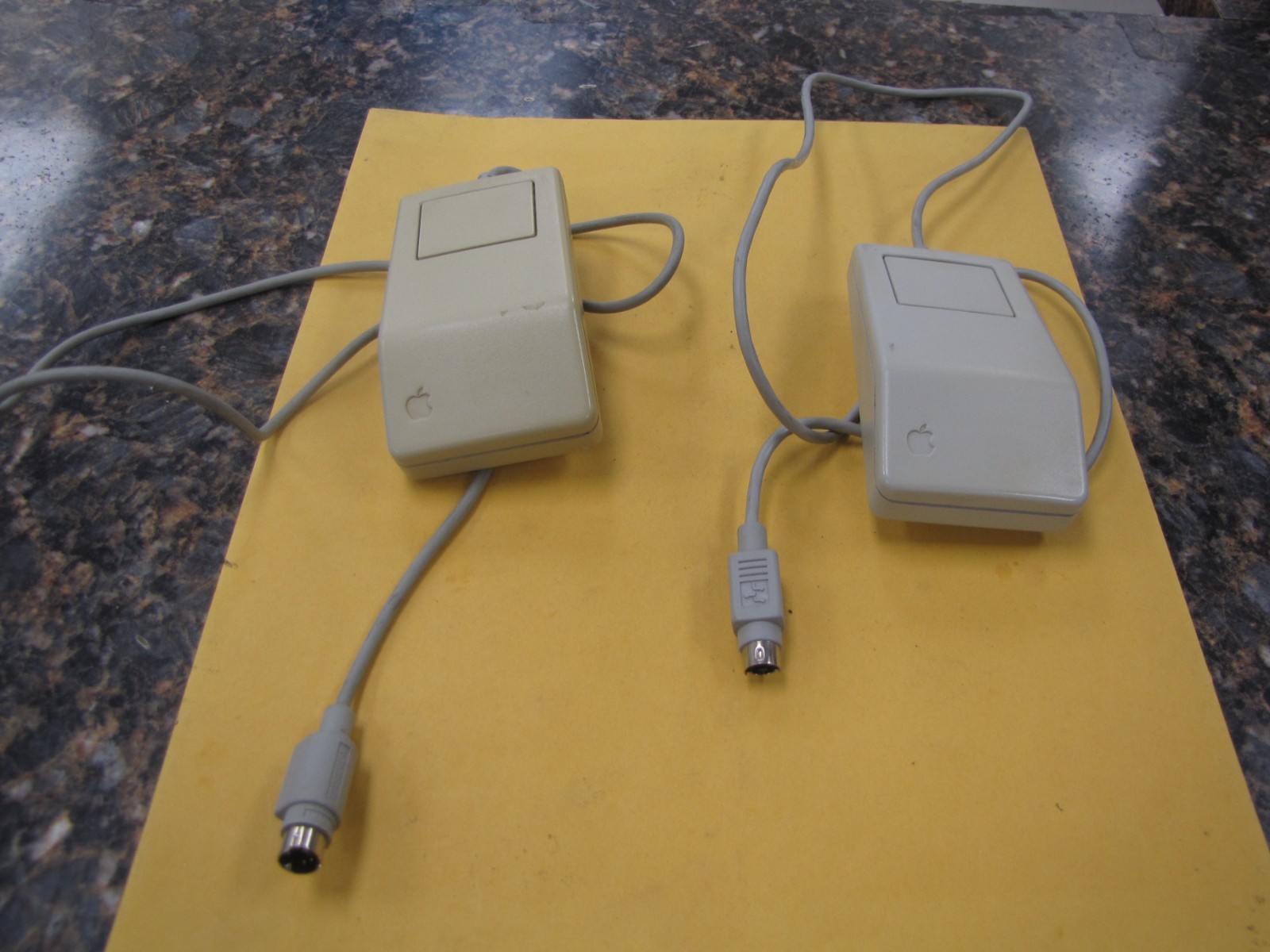 Lot of (2) Vintage Apple G5431 Desktop Bus Mouse - Wired