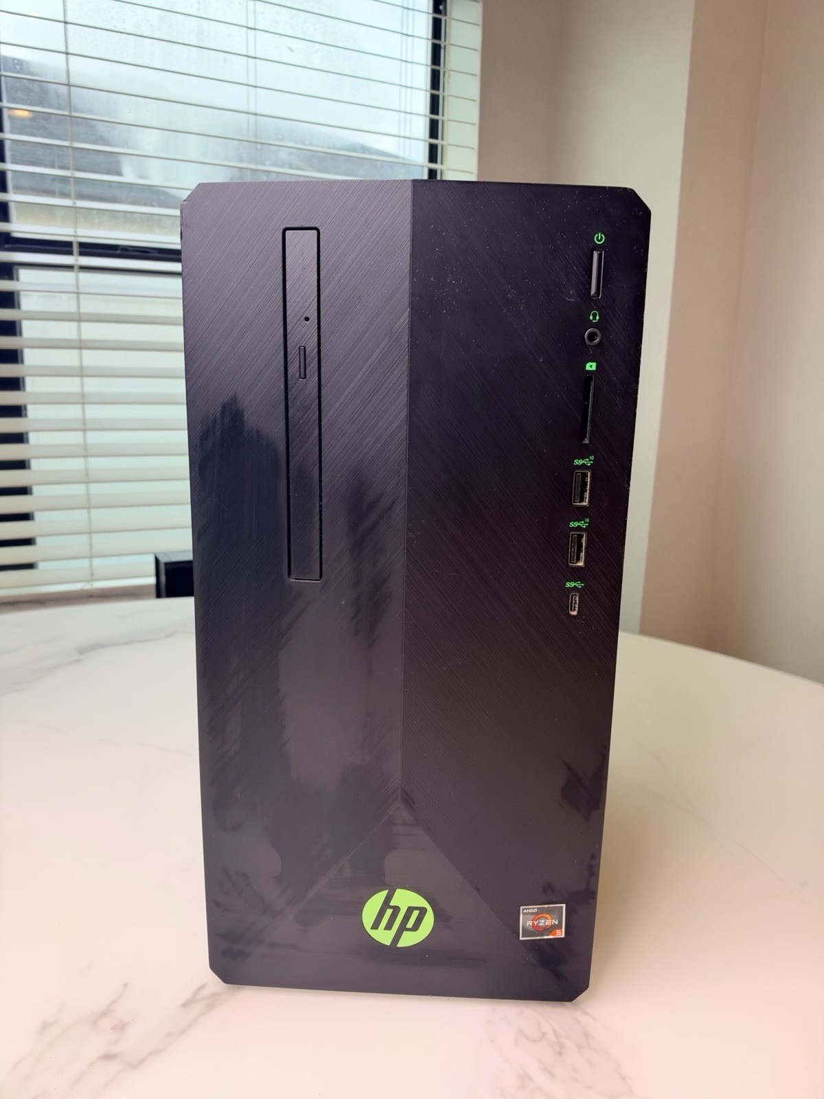 HP Pavilion Desktop TPC-W045-MT AMD Ryzen 5 Turns On No Display For Parts/Repair