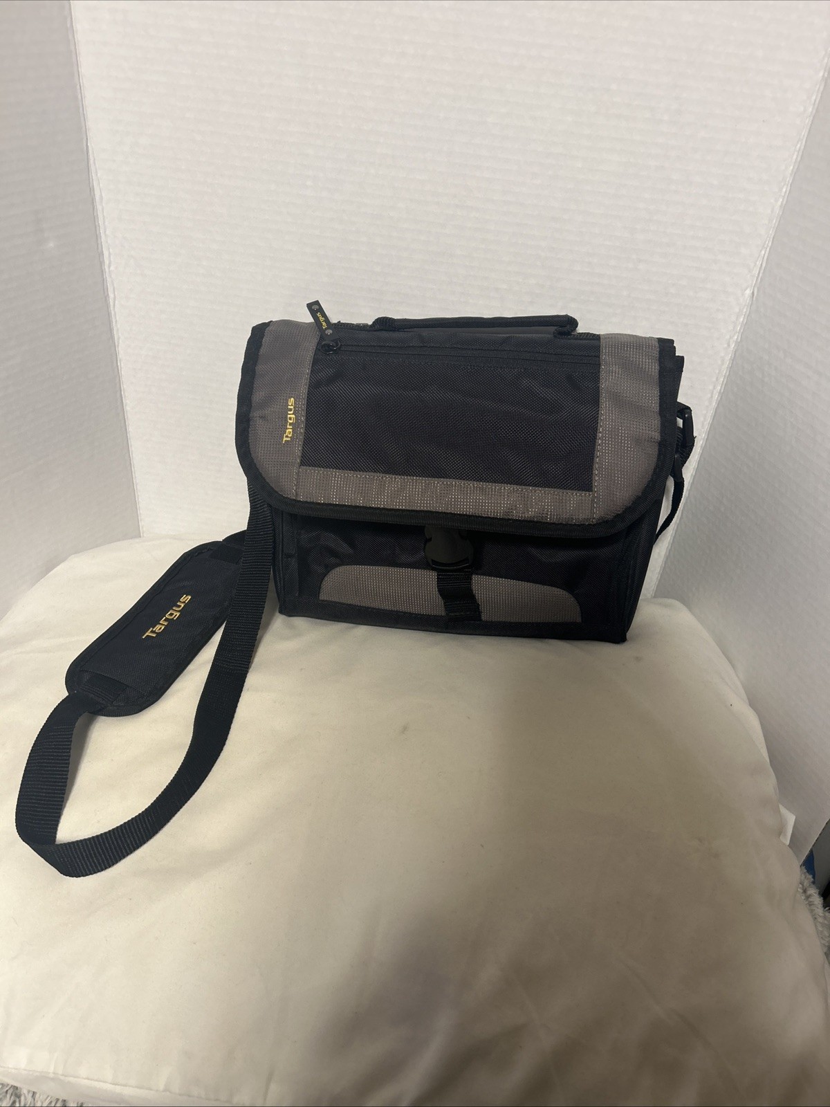 Targus CityGear Mini Messenger iPad Tablet Bag Soft Case 12”x 9” TSM148-50