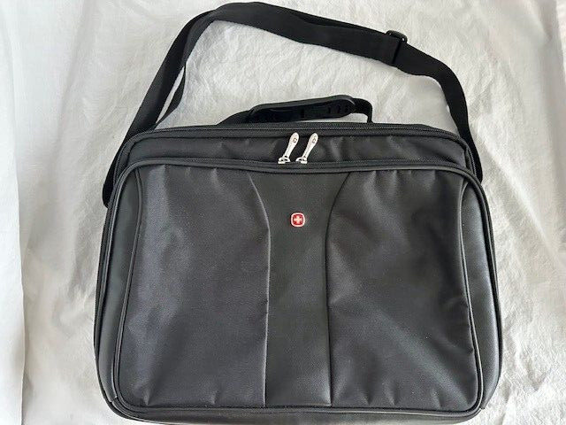 NEW Wenger Legacy Double Gusset 16in Laptop Computer black bag