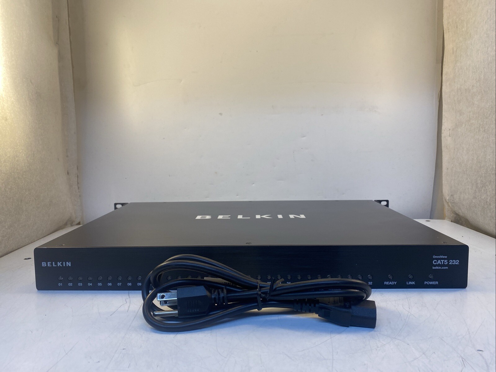 Belkin OmniView SMB CAT5 232 KVM Switch F1DP232A w/ Power Cord