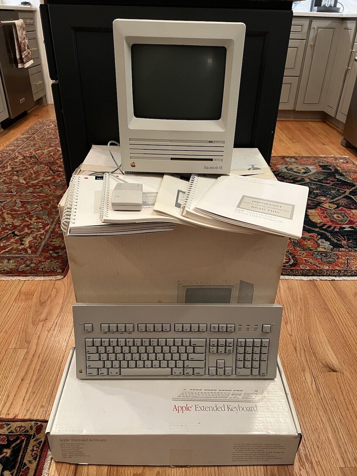 Apple Macintosh SE M5011 W/ Keyboard, Mouse Original Box Manuals read disk drive
