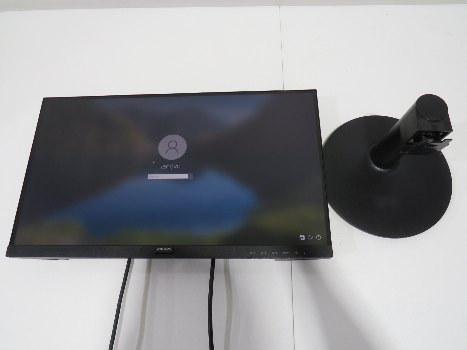 Philips 221V8LB 22 inch Class Thin Full HD (1920 x 1080) Monitor, 100Hz