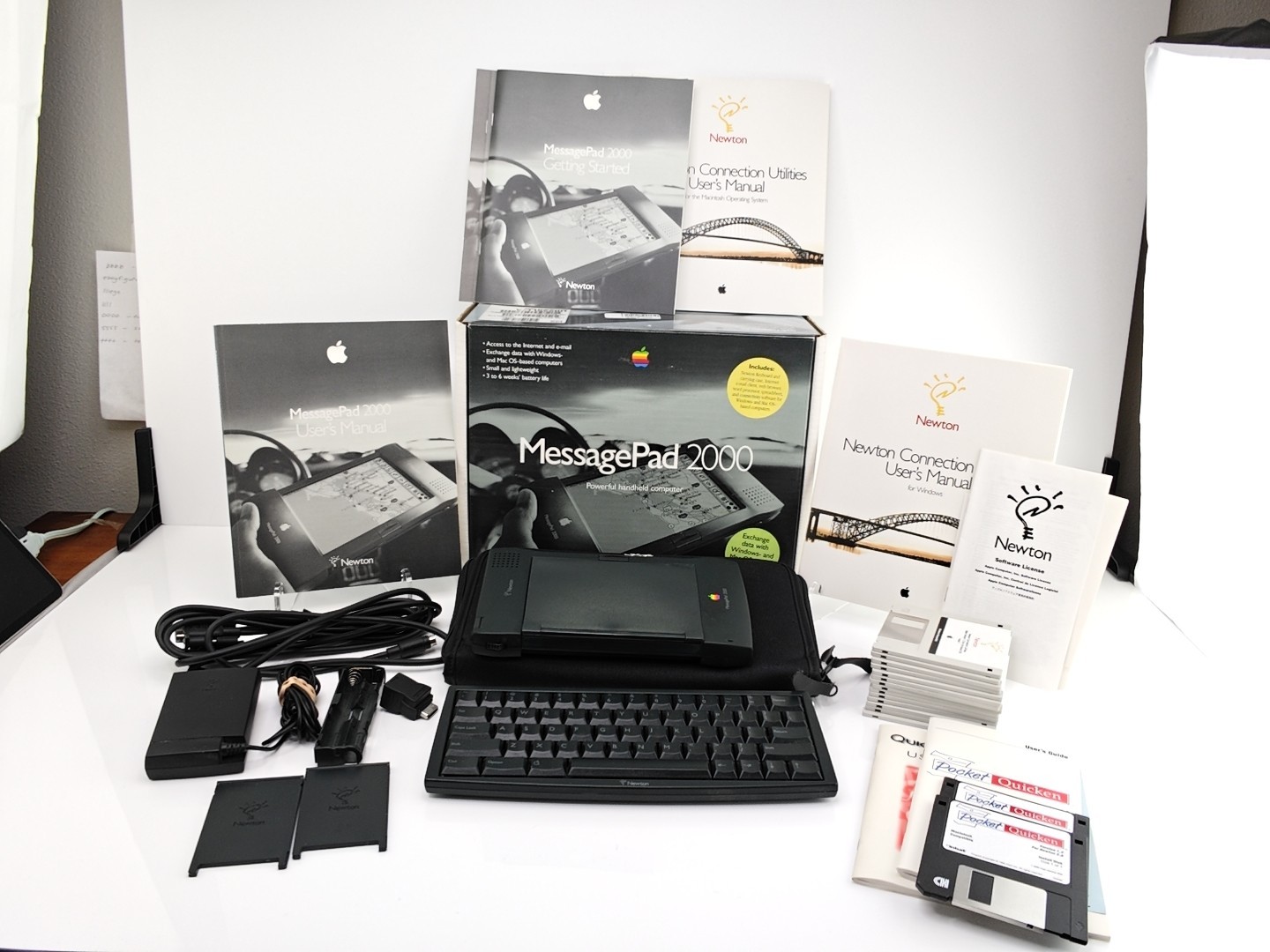 Vintage Apple Newton MessagePad 2000 with Case/Keyboard/Stylus /Adapter & Box