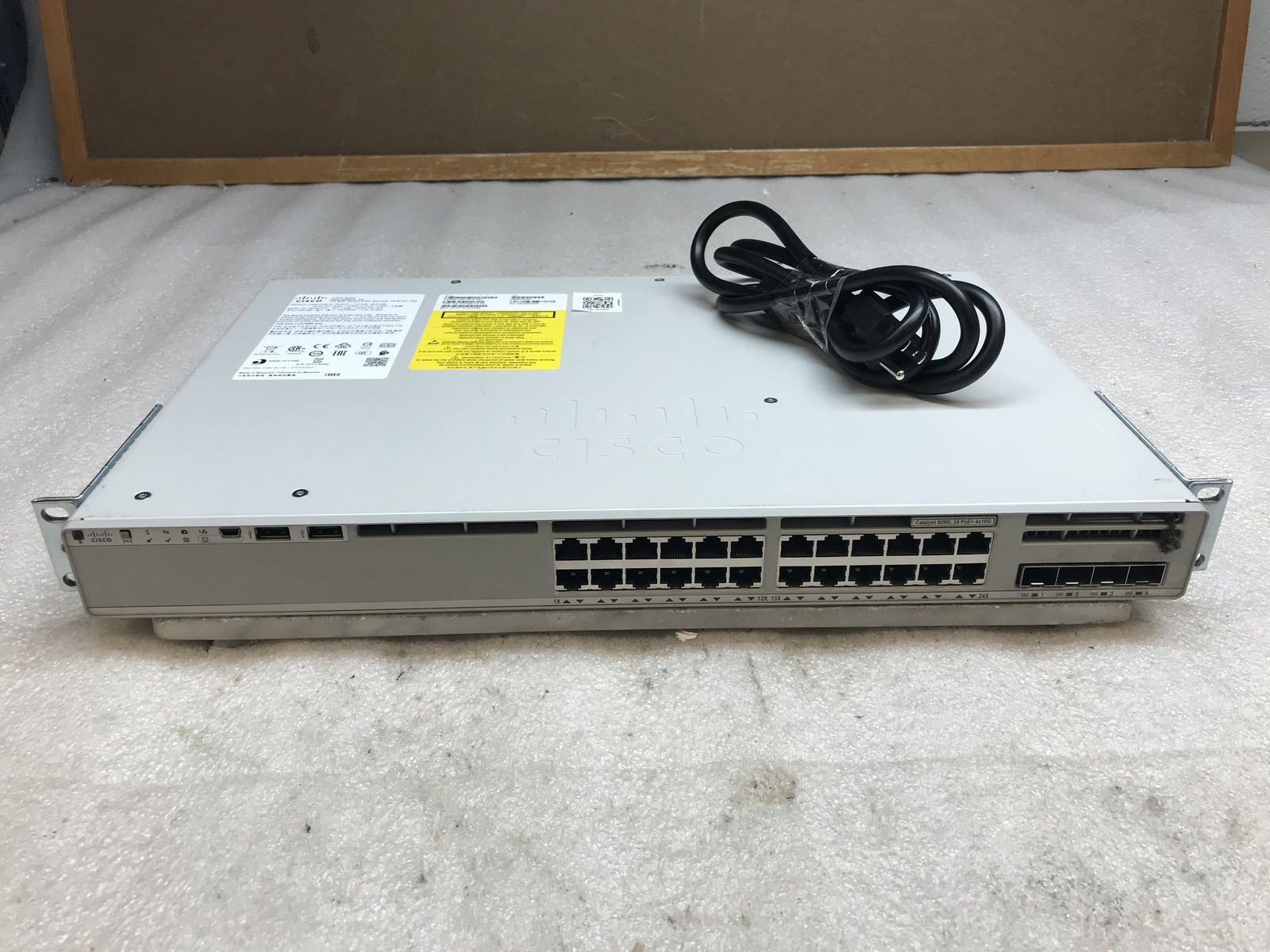 Aruba 2540 JL356A 28-Port GbE Switch 24x GbE PoE+ 4x 10G SFP+ w/ Ears & Cord