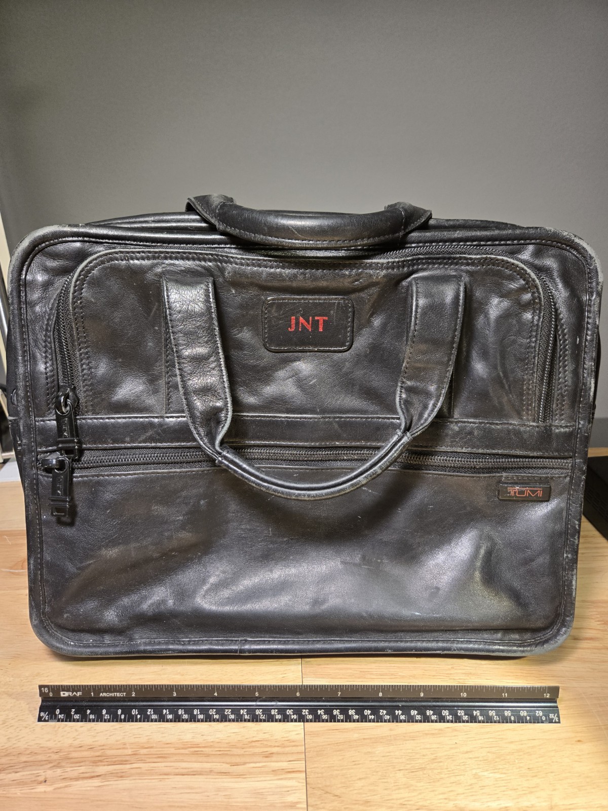 Tumi 966103Alpha Black Leather Expandable Messenger  Laptop Bag USED 14x3x11" 