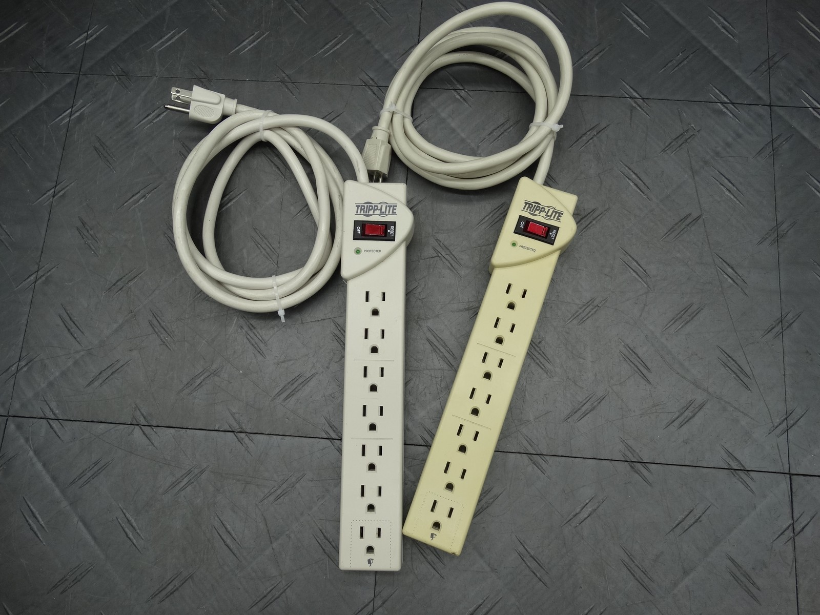 Tripp Lite - 7 Outlet Surge Protector 6' Cord, 1080 Joules (STRIKER) - White