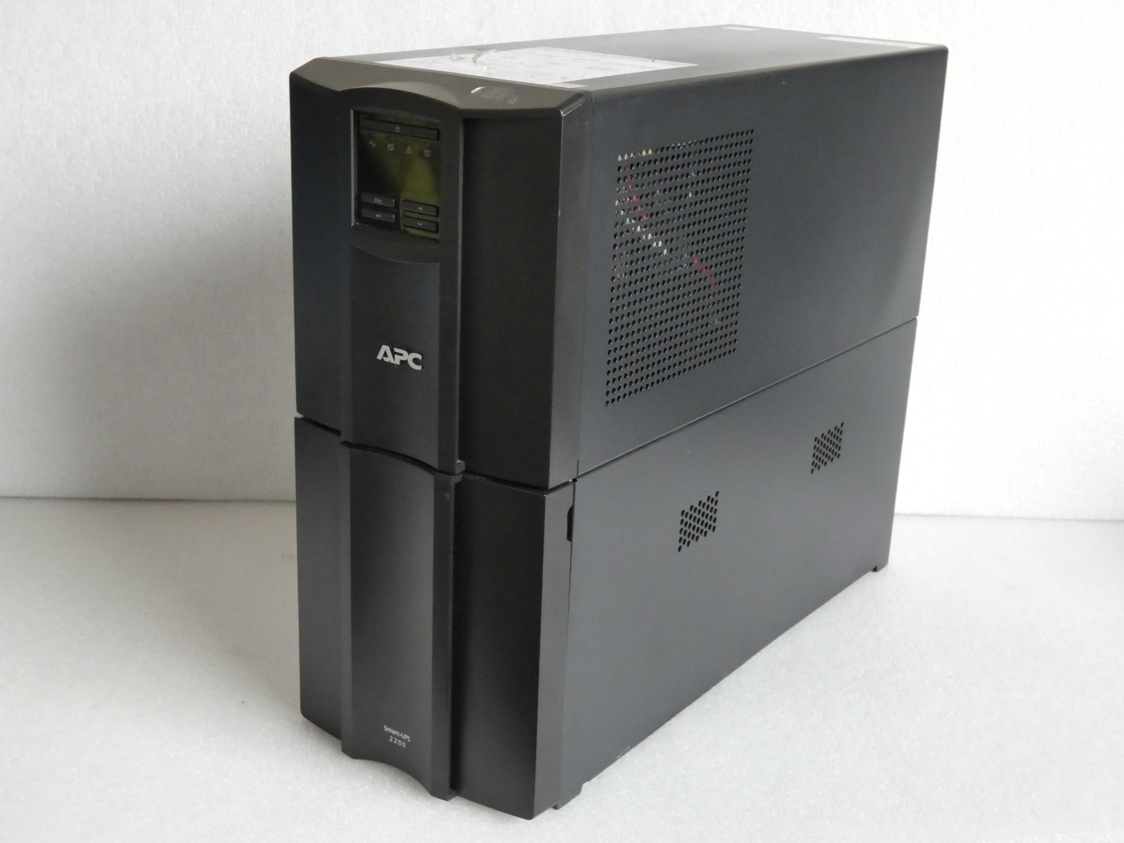 APC Smart-UPS 2200 Tower Uninterruptible Power Supply SMT2200C No Batteries