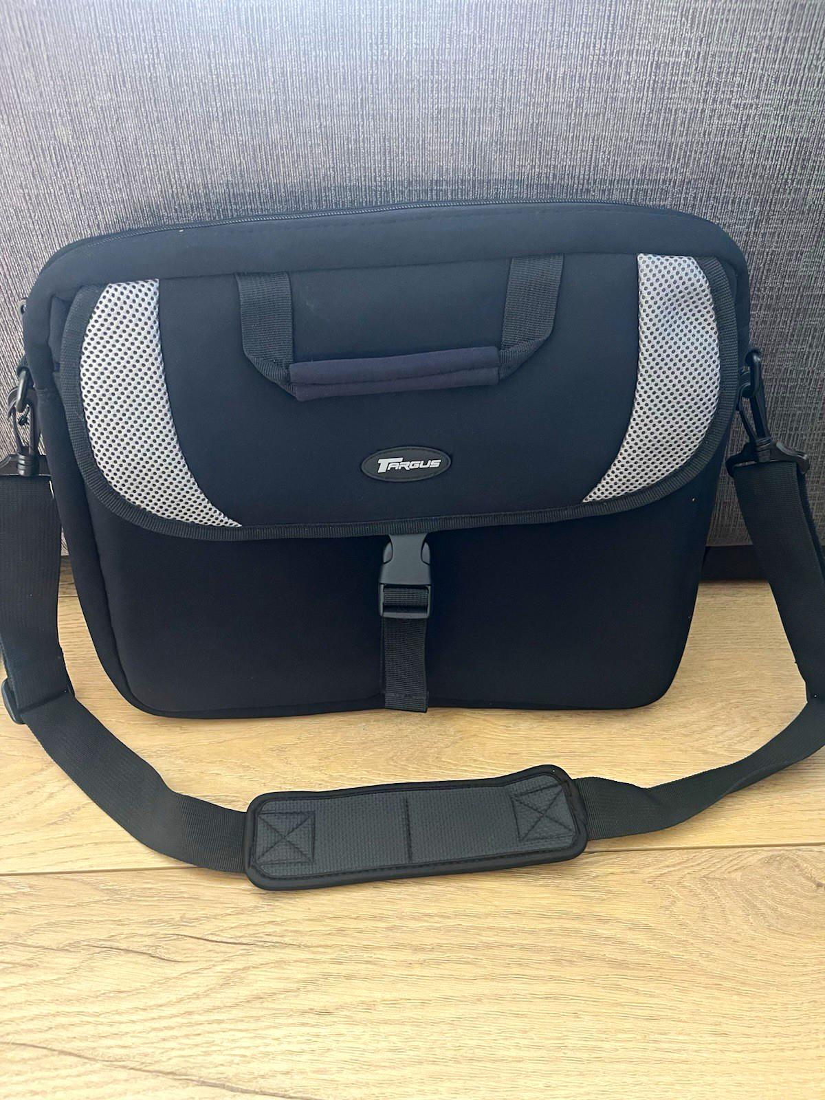 Targus 15 in Shoulder/Messenger Laptop Bag Neoprene Padded Adjustable Black/Gray