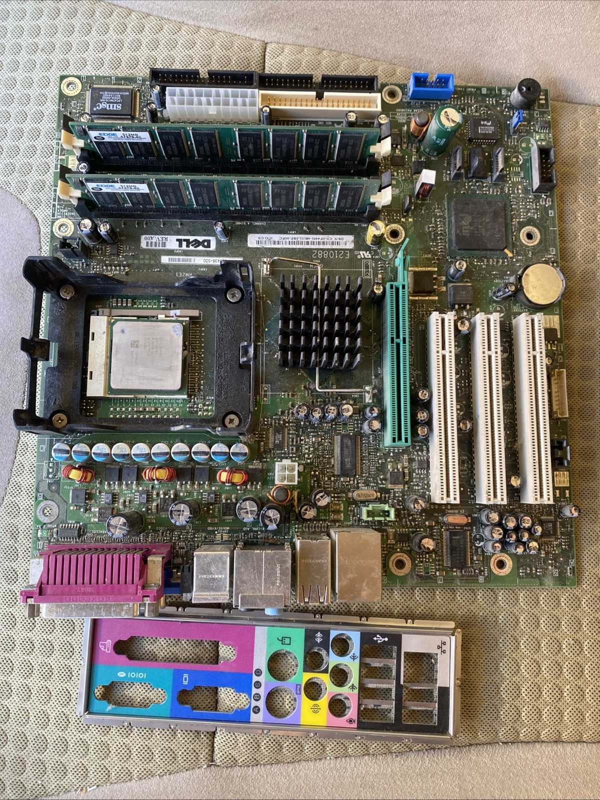 Dell E210882  Motherboard LGA775  /Intel Pentium 4  2.66GHz/1GB Ram