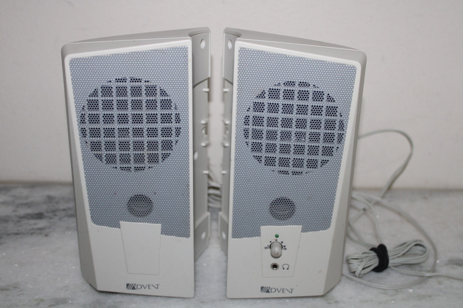 ADVENT AV120 CRT MONITOR SIDE MOUNT MULTIMEDIA PERSONAL COMPUTER SPEAKER SYSTEM