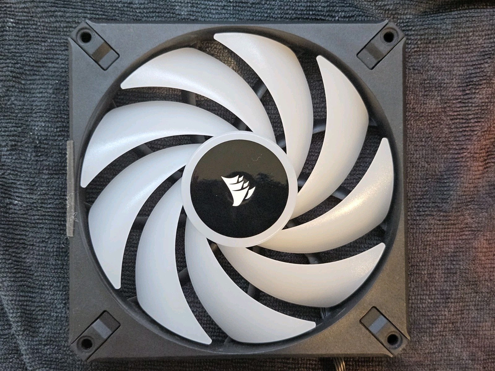 Corsair iCUE AF140 RGB ELITE 140mm PWM Case Fan White Blades RT6-24267-AF140-NOB