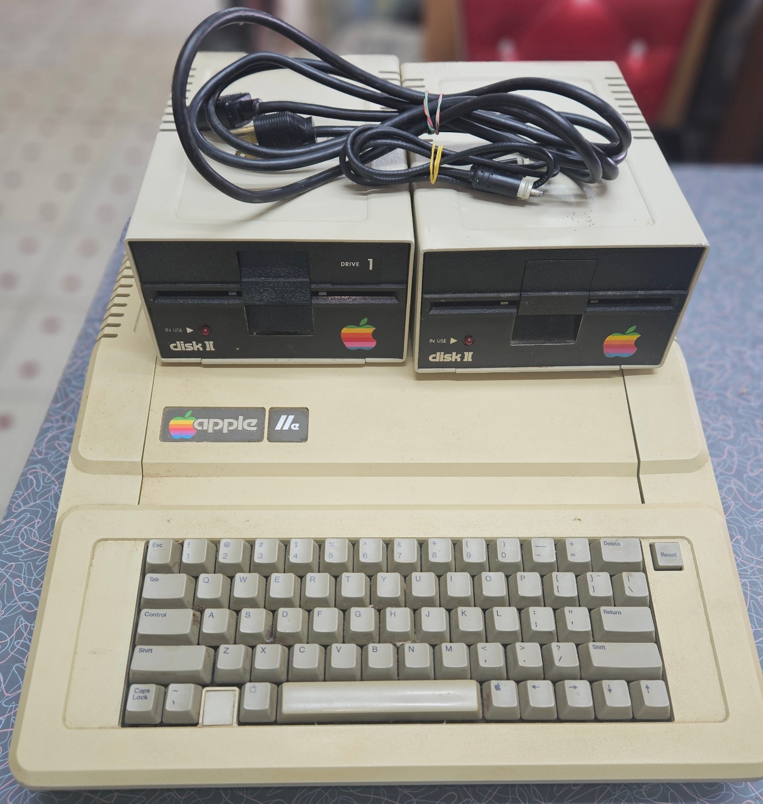 Apple IIe A2S2064 + 2 Disc Drives + Controller + Memory Card All Tested Working
