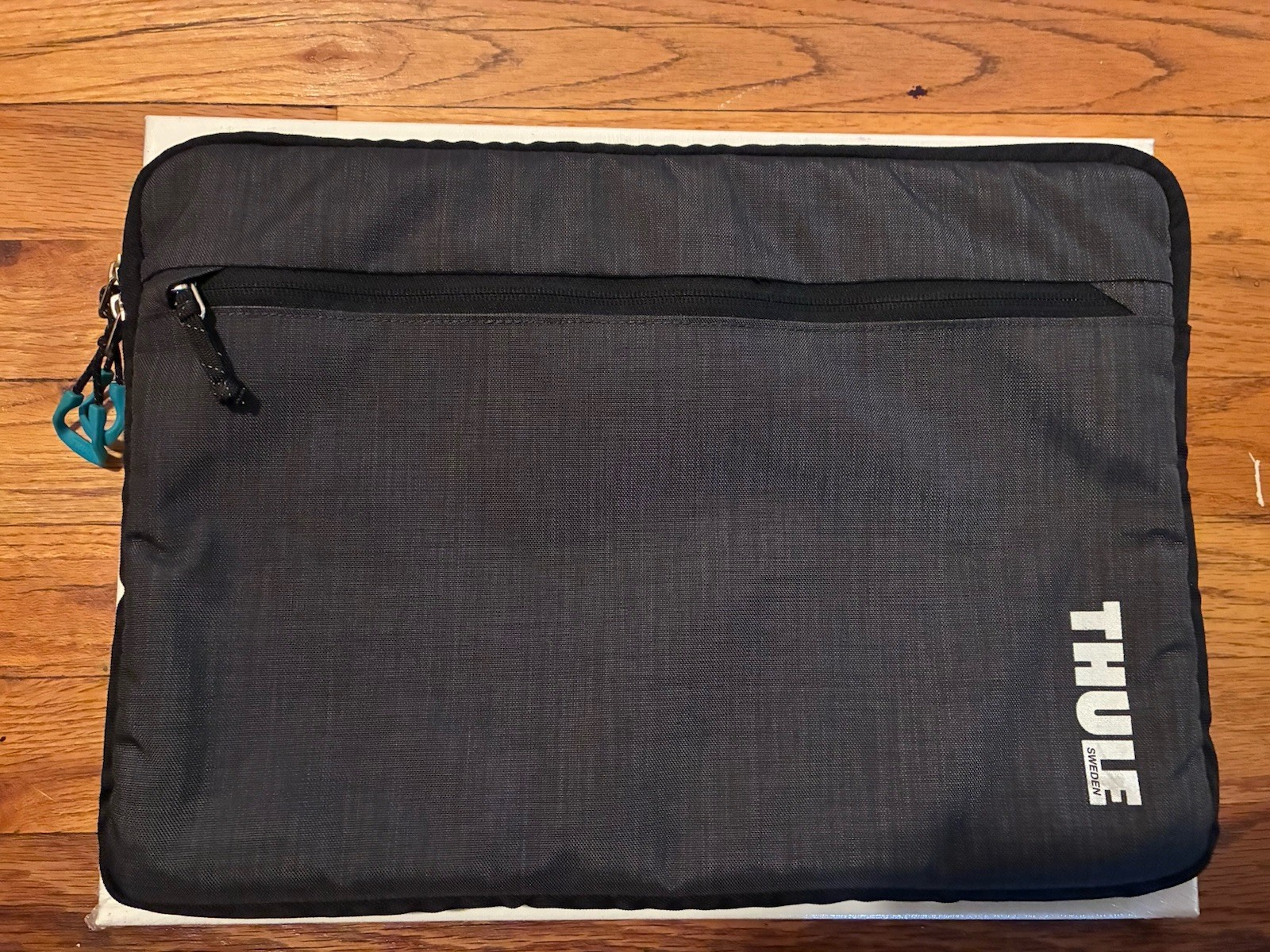 T Thule Black Padded Laptop Sleeve Case Blue Zipper Pulls Travel