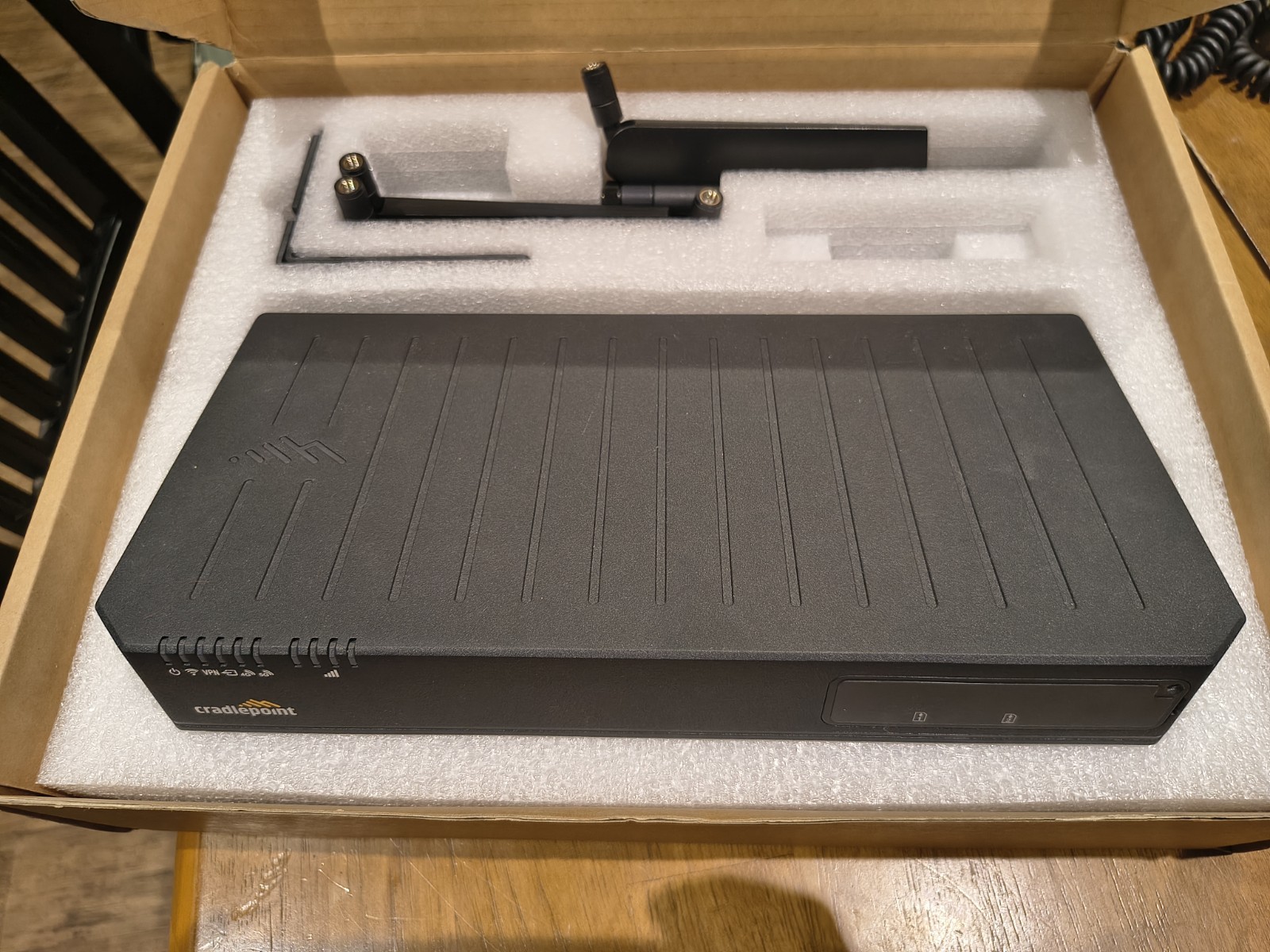 Cradlepoint E3000 4G/5G E3000-C18B Wireless Router Used.