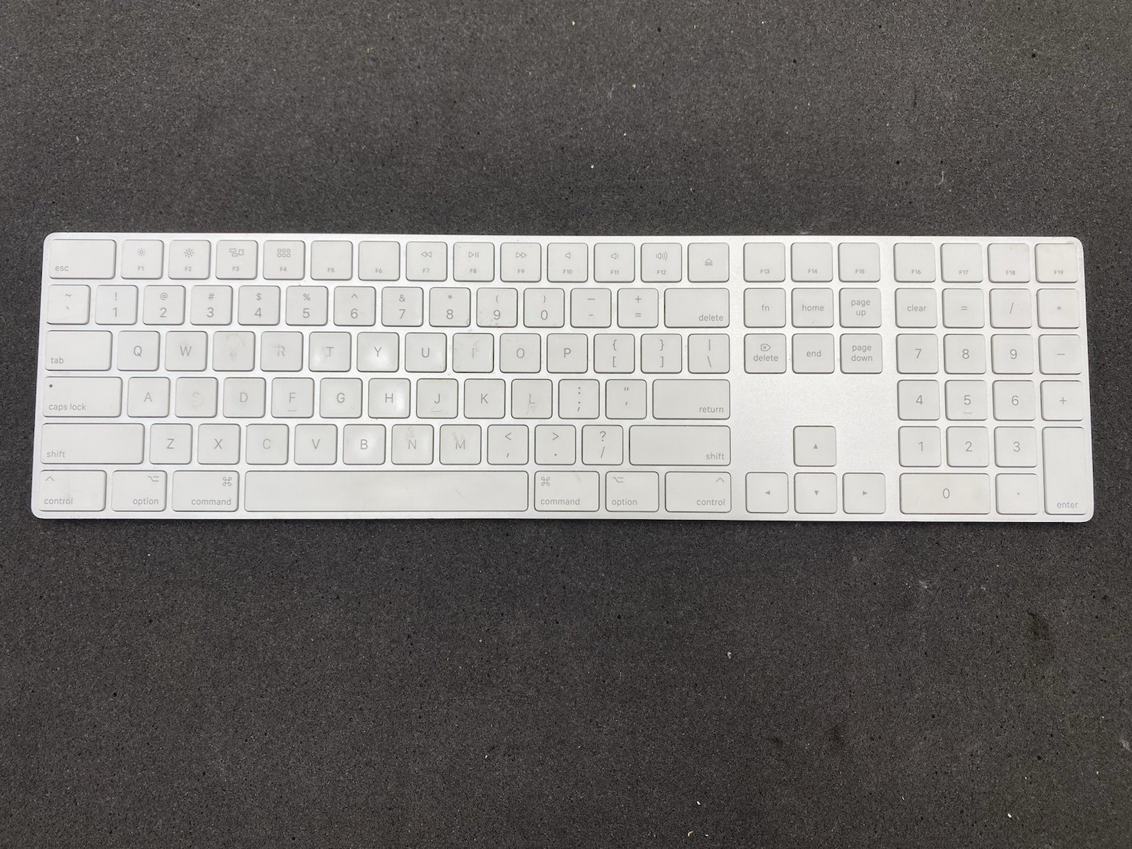 Apple A1843 Wireless Fullsize Keyboard