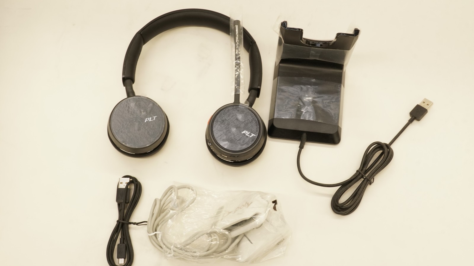 Poly Studio P5 Webcam Voyager 4220 UC Headset Kit PRO