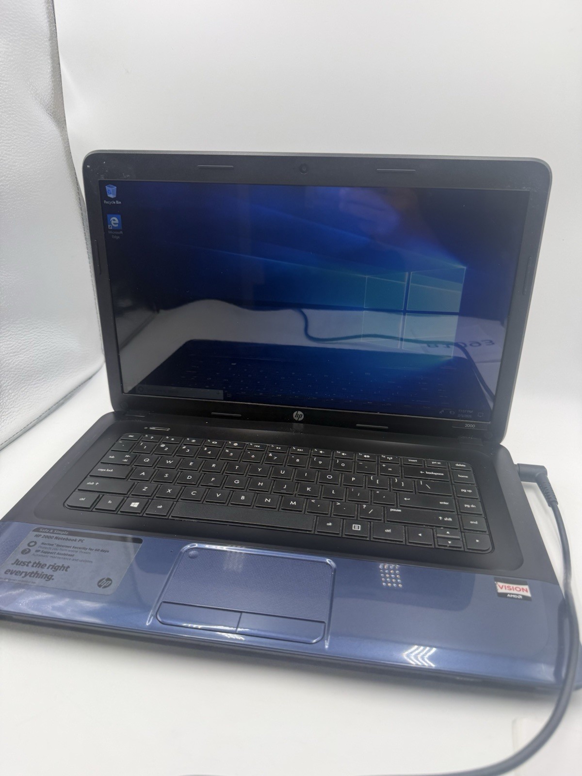 HP 2000-2b19WM Laptop- AMD E-300 @1.3GHz 2GB PC3-12800 power cord included