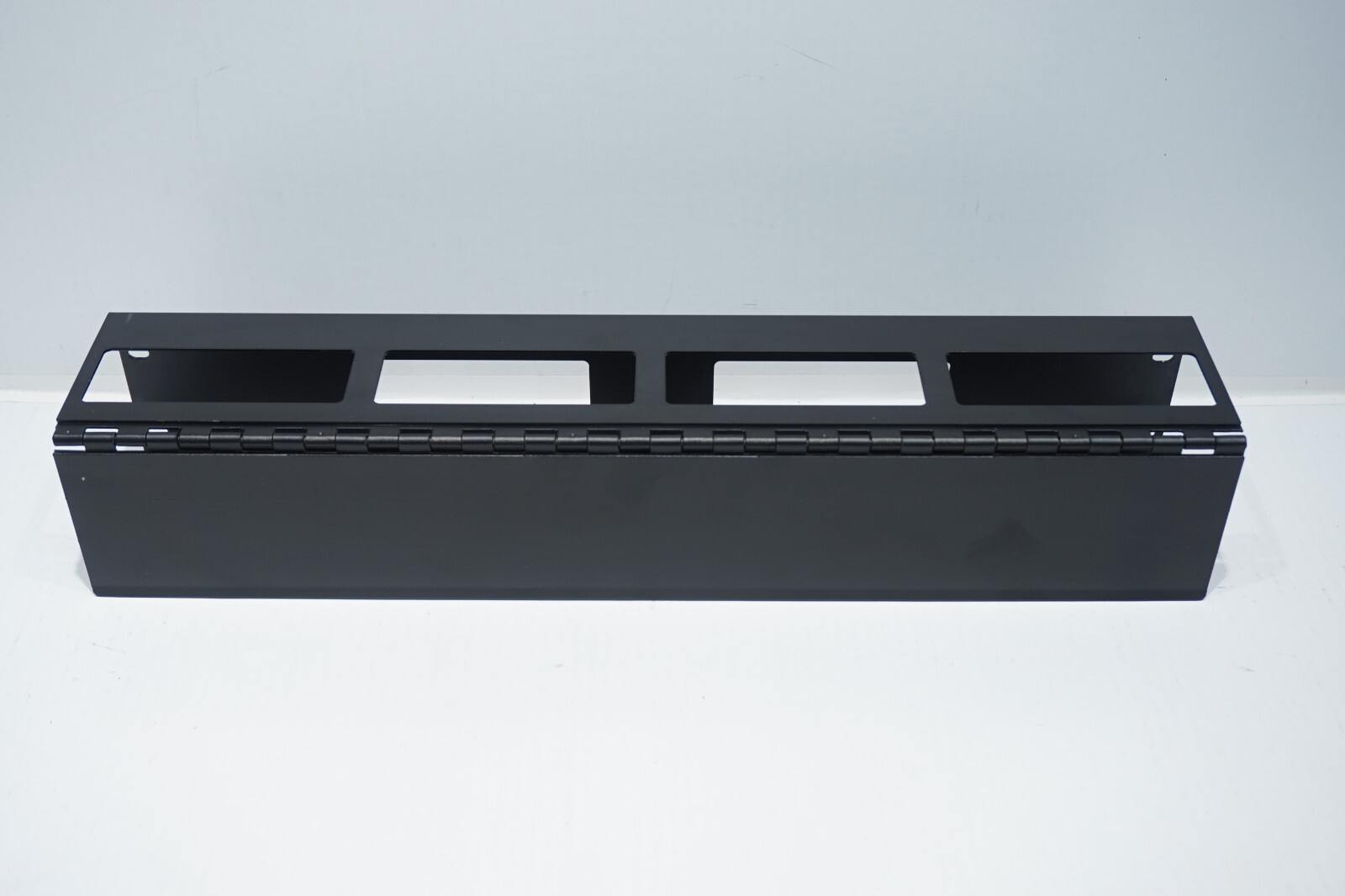 MIDDLE ATLANTIC (MA-HHCM-2U) HINGED HORIZONTAL RACK CABLE ENCLOSURE ORGANIZER
