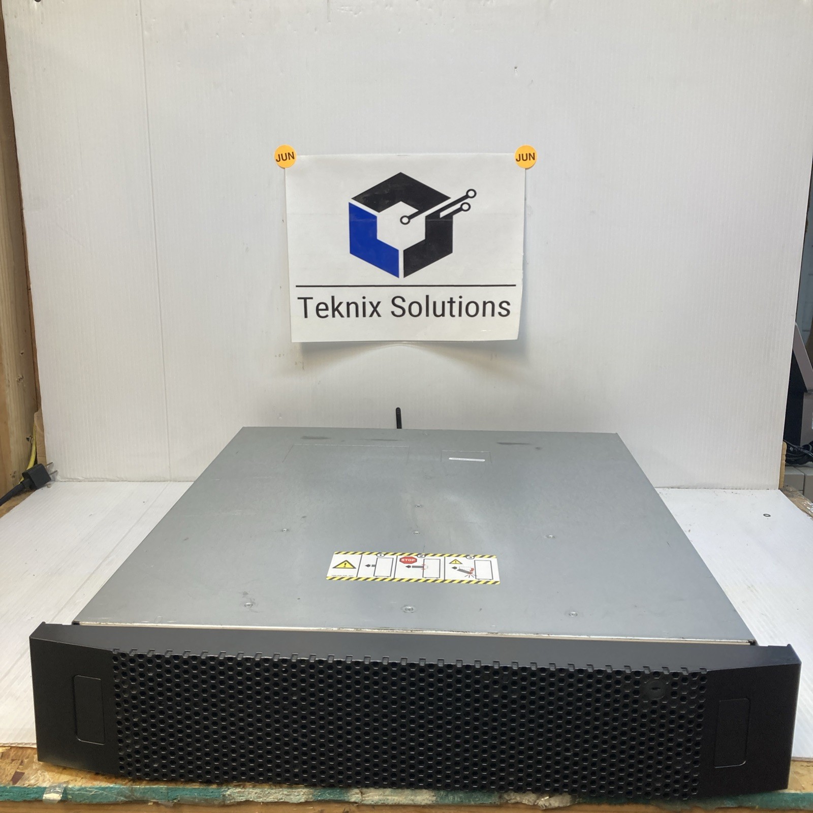 EMC EAE 100-542-104-01 VNXe3100 12 Bay HDD Disk Array powers ON for parts