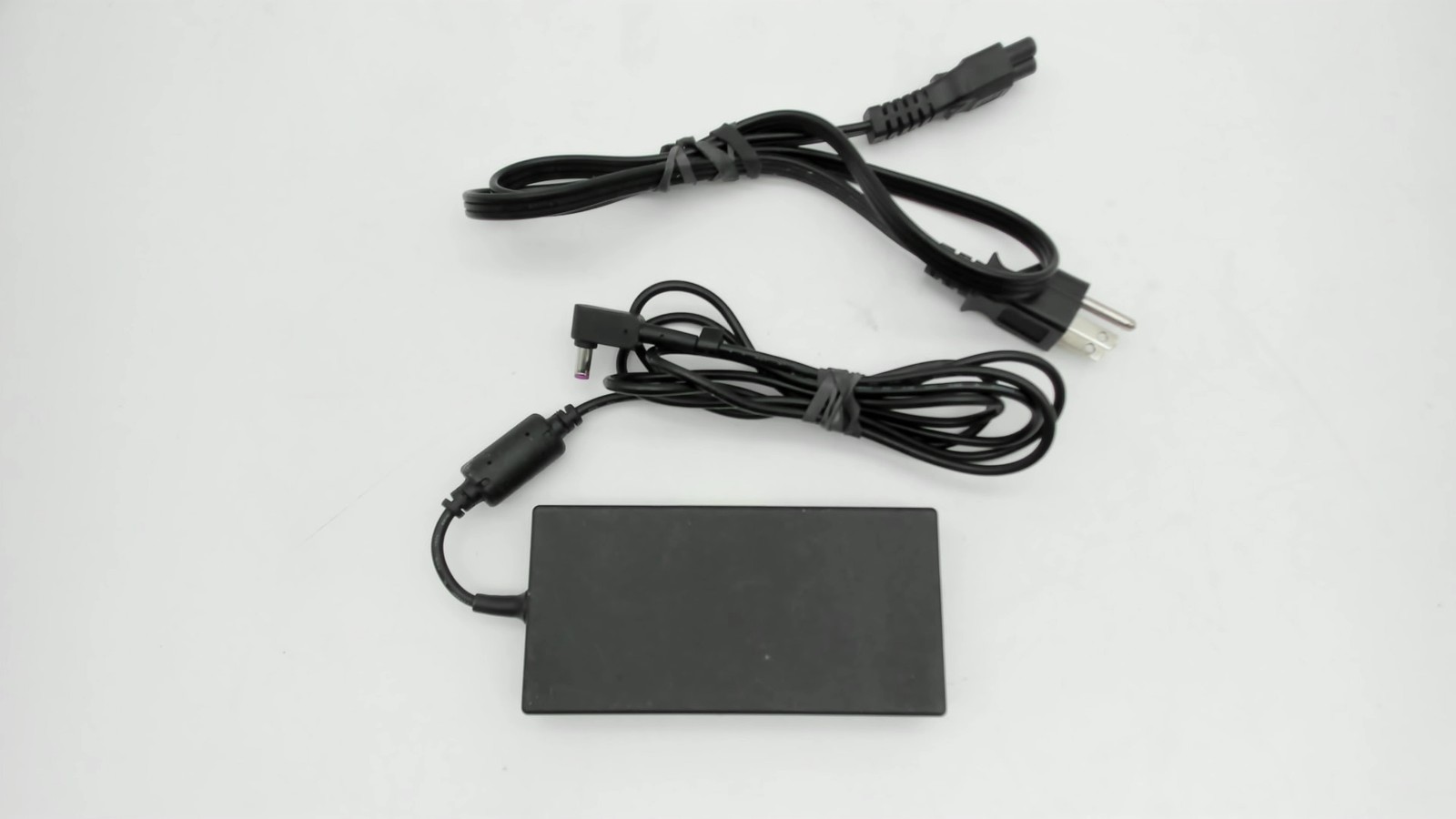 DELTA AC Adapter 135W 19.5V 6.92A 3P KP.13501.008
