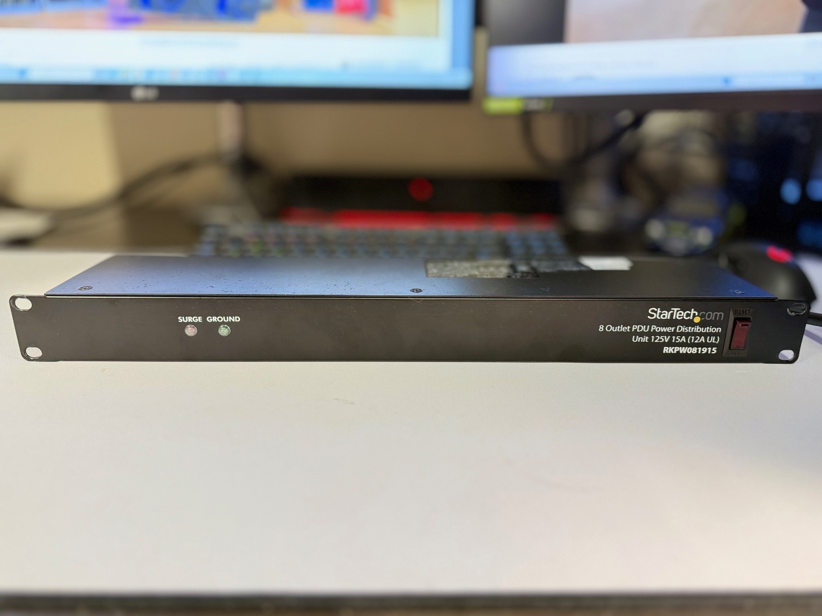 StarTech 8 Outlet Horizontal 1U Rack Mount PDU Power Strip