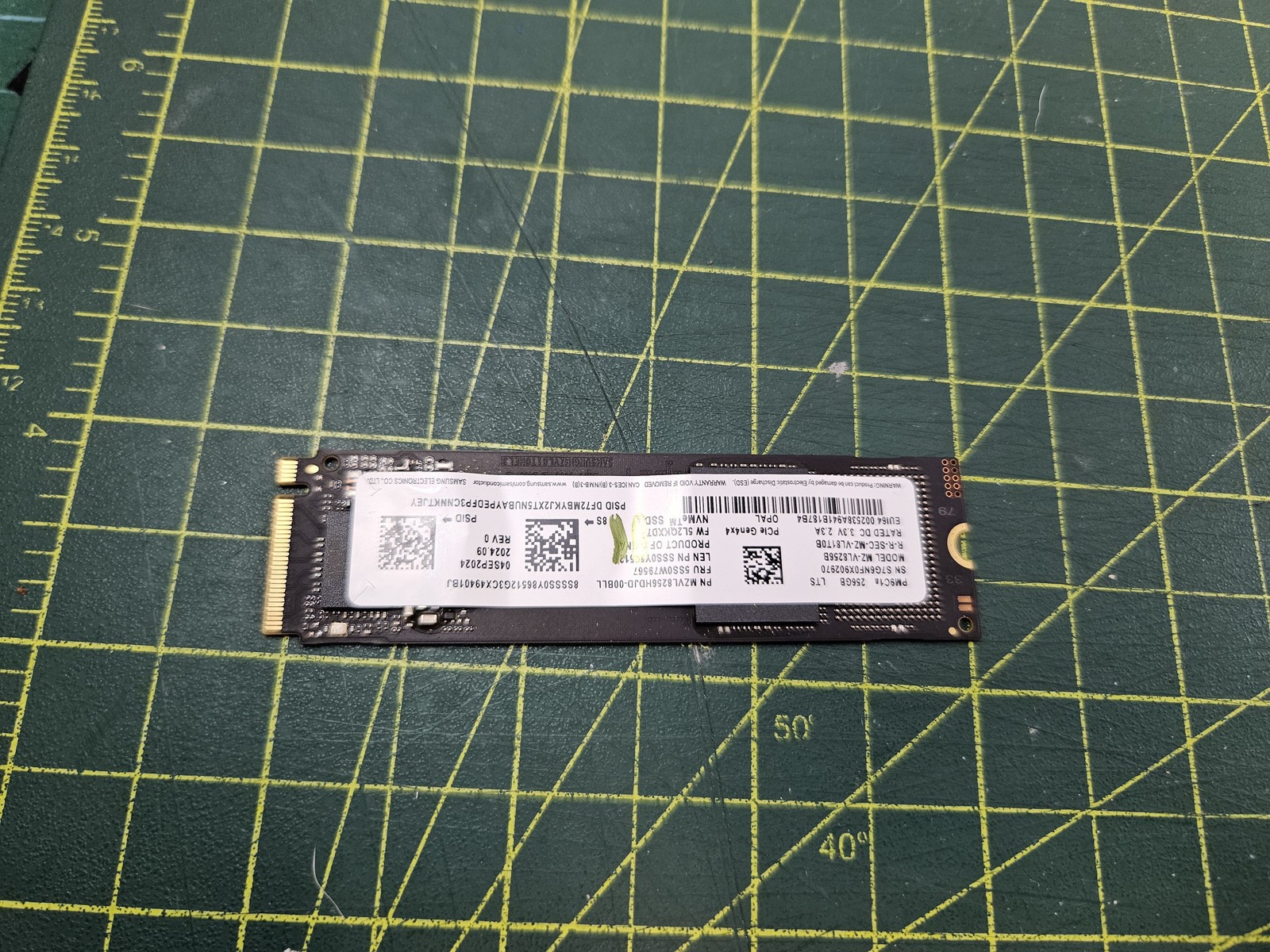 SAMSUNG PM9C1a 256GB SSD M.2 2280 NVMe PCIe Gen4x4 MZ-VL8256b