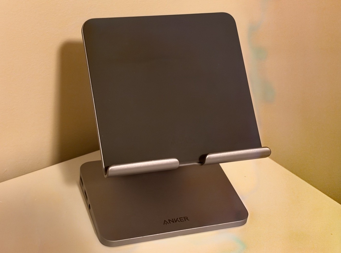 Anker 551 Adjustable Aluminum iPad Stand w/USB C hub, Gray