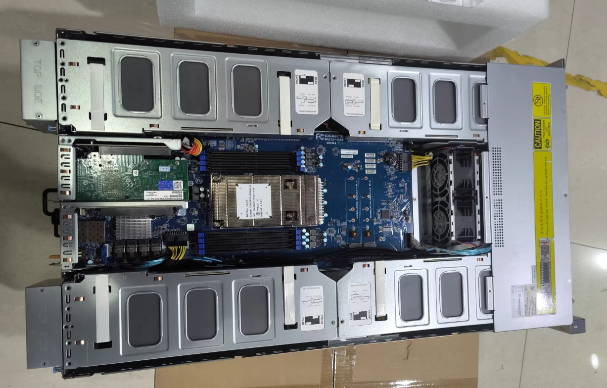 Gigabyte G292-Z20 2U 8x 2.5'' Server Support 8x GPU +1x EPYC 7532 CPU, NO RAM