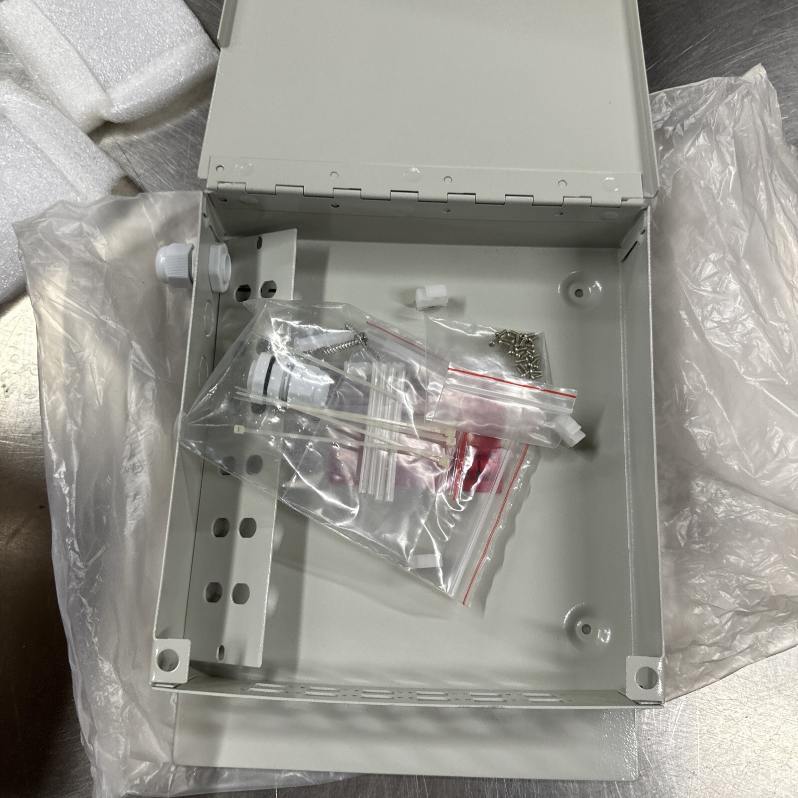 24 Fiber Wall Mountable Termination Box - 1 Port - Splice Holder. FOTB-6-24