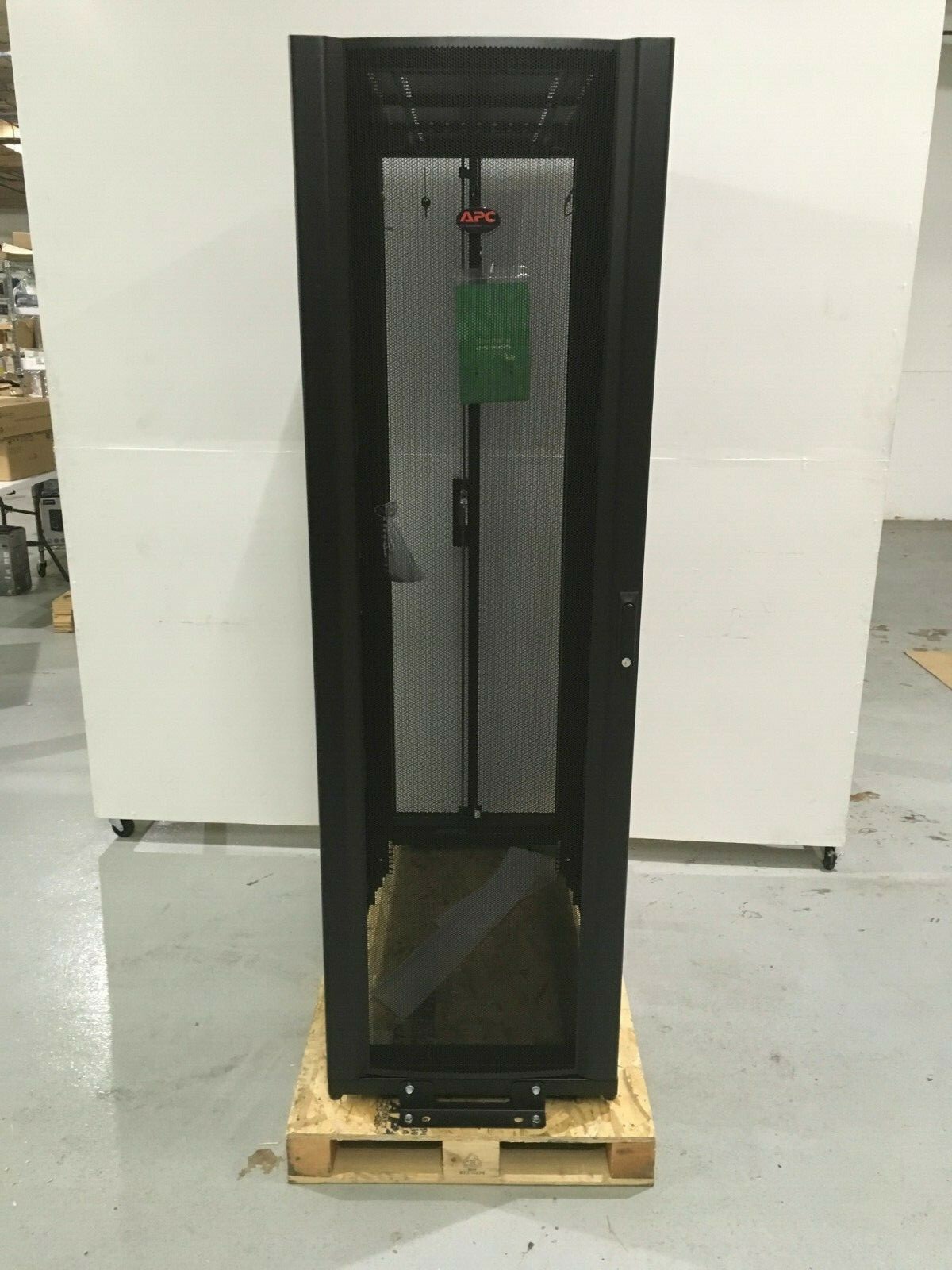 APC NetShelter SX Rack with Side Panels (42U) AR3300 ✅❤️️✅❤️ New Open Box Read
