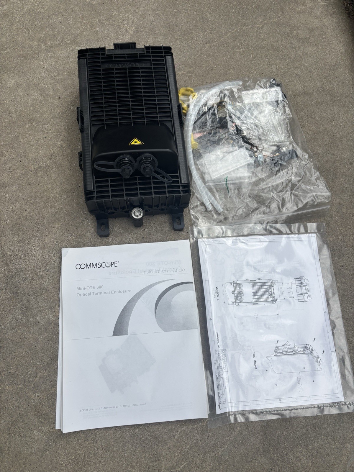 ​New CommScope OTE-02MH-NN-EXTG03 Mini-OTE 300 2-Port Optical Terminal Enclosure