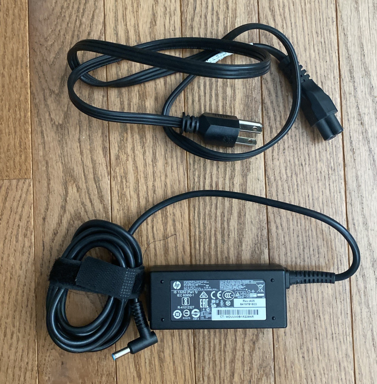 Hp Charger, Blue Tip, 45W, Input: 100-240 V ~50-60Hz (1.1A), Output: 19.5V 2.31A