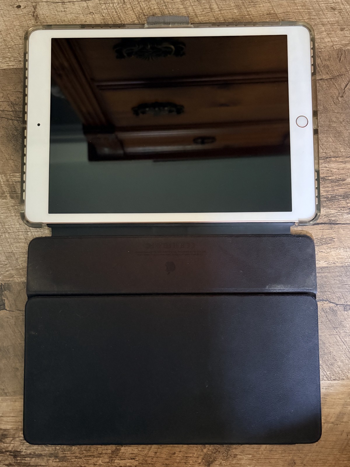 Apple iPad 7th Gen 32GB WiFi 10.2" Gold + Smart Keyboard OtterBox Cable