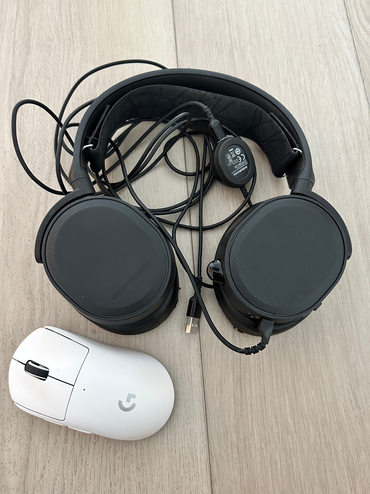 Logitech G PRO X Superlight Wireless Gaming Mouse SteelSeries Arctis 5 Headset