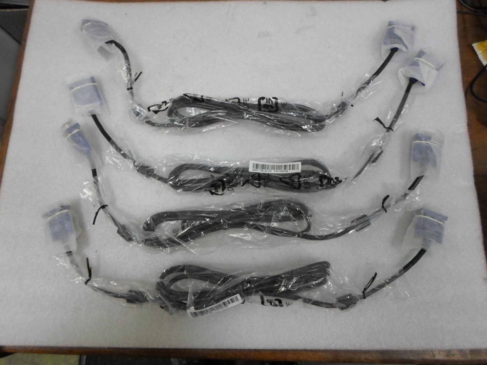 HOTRON E246588 15-PIN MALE TO MALE VGA CABLE LOT OF 4