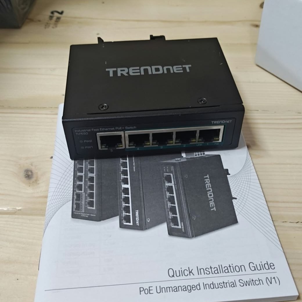 TRENDnet TI-PE50 5-Port Industrial Ethernet PoE+ DIN-Rail Switch 90W (display)