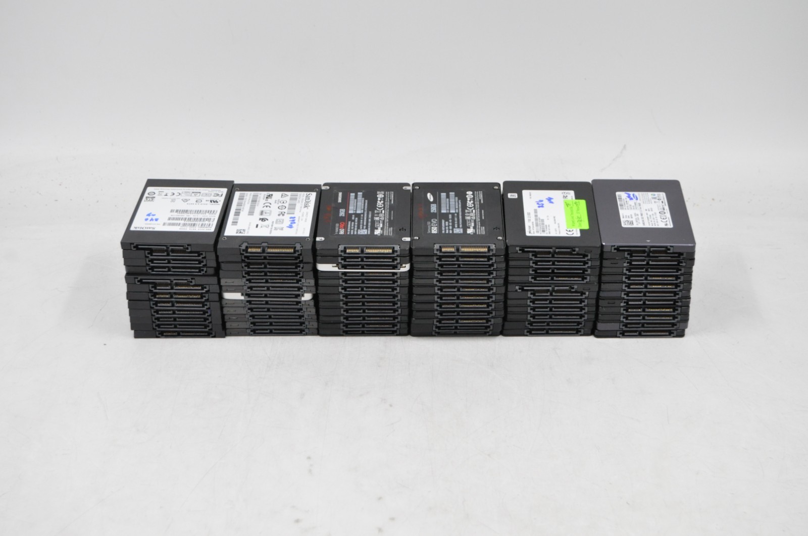 Lot of 72 Mixed Brands 2.5" SATA 240/250GB SSD #3340 See Description