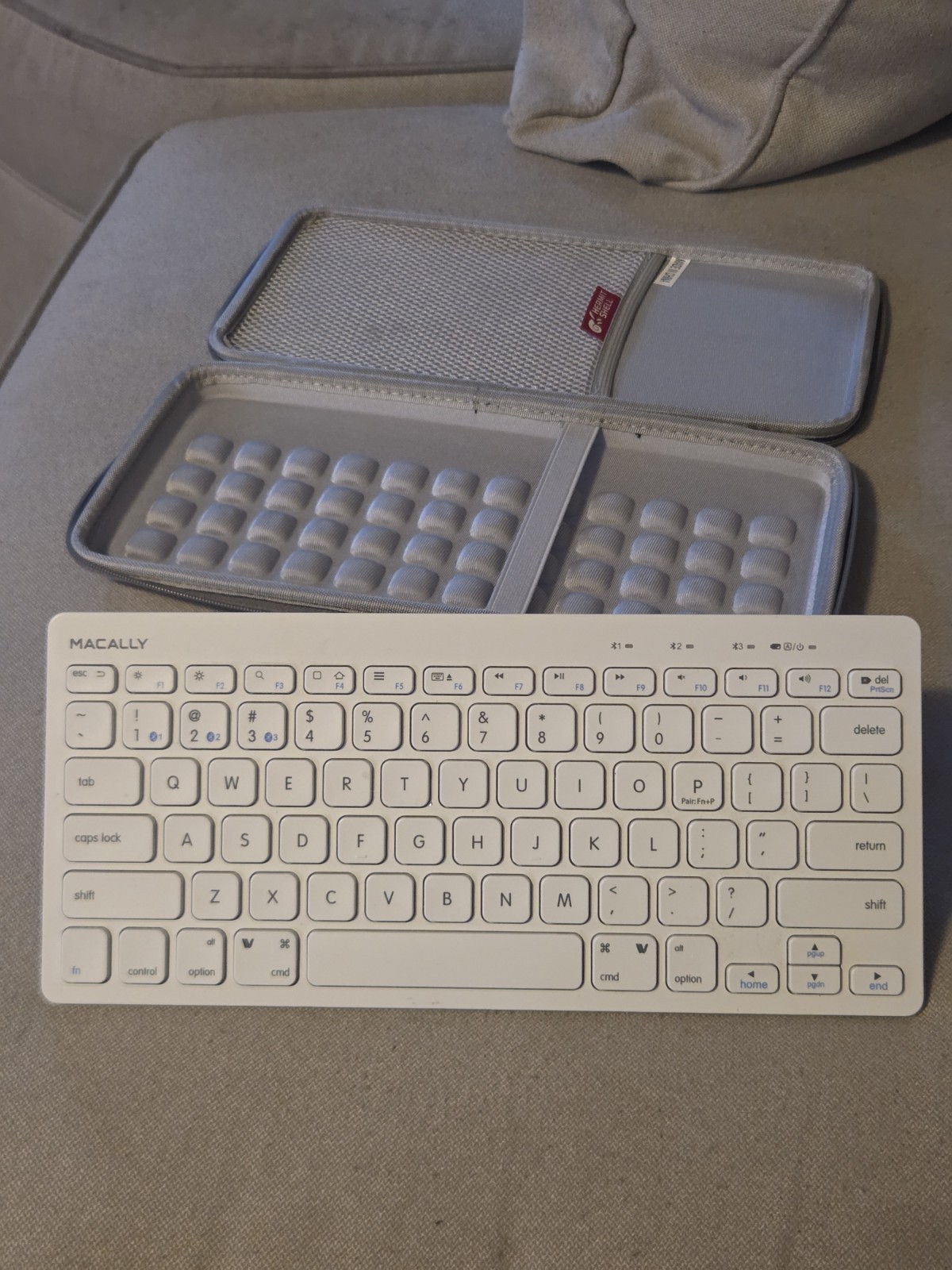 Macally BTMINIKEY Bluetooth Keyboard 3-Device White w/ Hermitshell Case